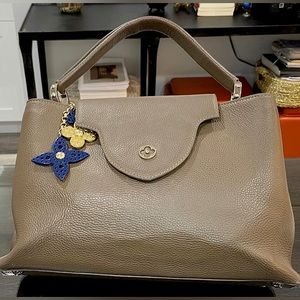 Louis Vuitton Capucines MM Taurillon Leather Bag in Pebble